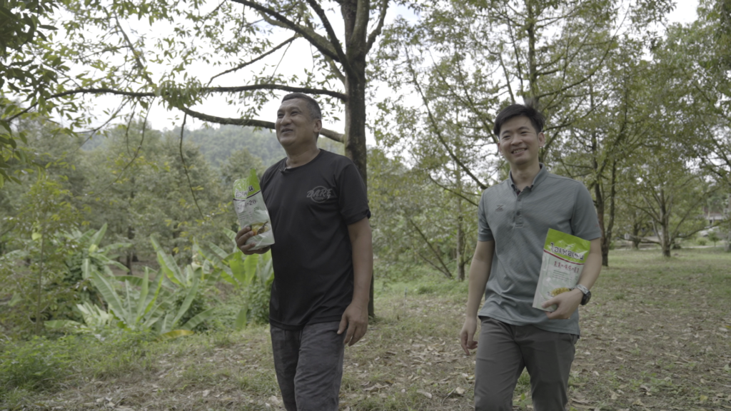 El agrónomo Nui de Charlie SPC Co. Ltd. recomienda la Tecnología IPE® al agricultor de durian Khun Suriyan Nakpan