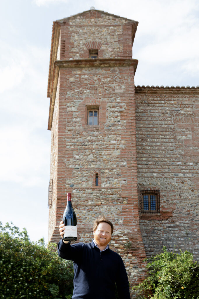 William Jonquères d'Oriola à l'entrée des vignobles du Château de Cornelia