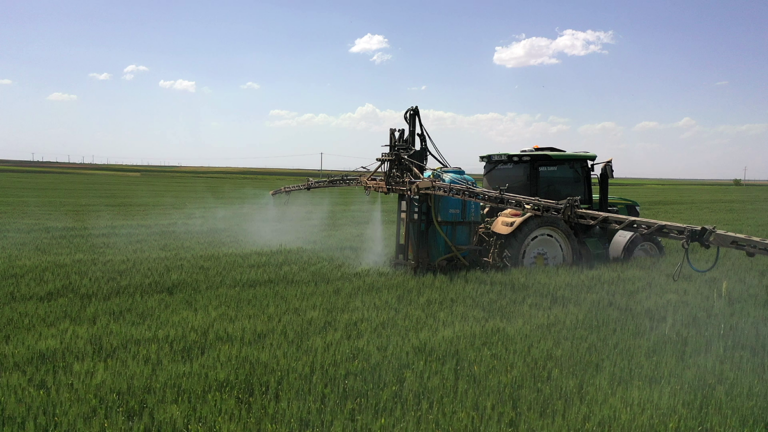 Tractor applies forliar fertilizers on arable crop - Van Iperen International